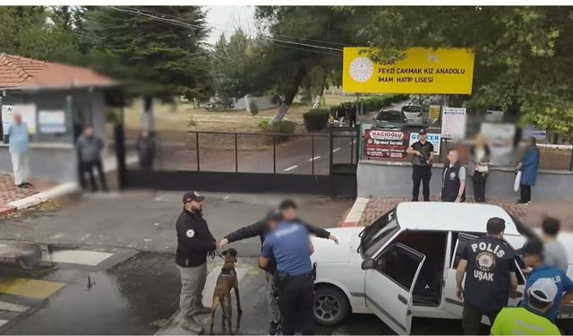 Uşak’ta 261 Polis Okul Önlerinde Kuş Uçurtmadı