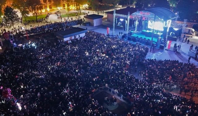 Uşak Millet Bahçesi Poizi konseriyle coştu
