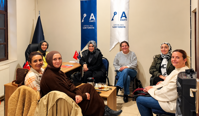 Anahtar Parti Uşak Kadın Kolları Bir Araya Geldi