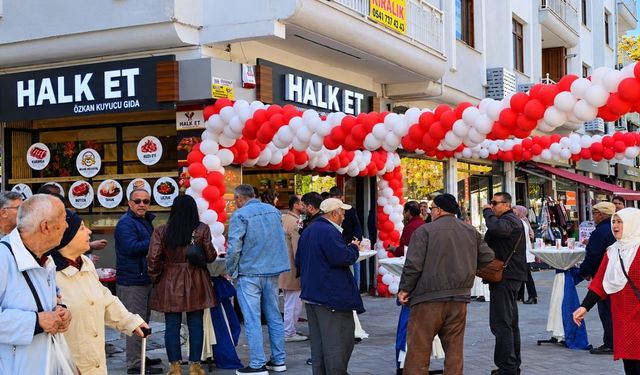 Uşak’ta Halk Et Açıldı! Vatandaşlardan Yoğun İlgi
