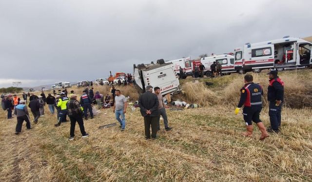 Afyonkarahisar’da Midibüs Şarampole Devrildi: 25 Yaralı