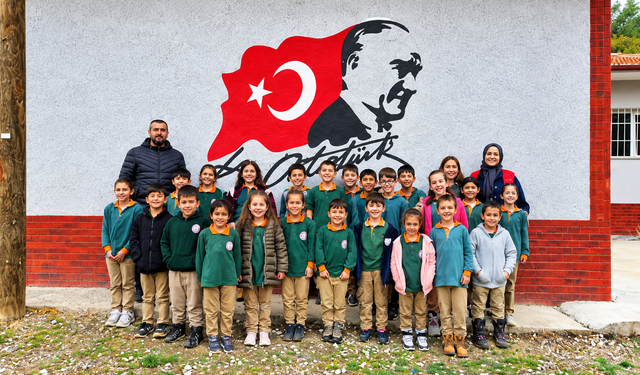 Sivaslı’da Köy Okulları Cumhuriyet Renklerine Büründü