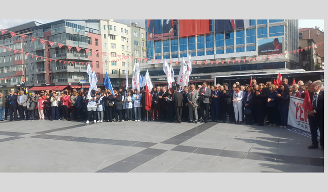 Uşak’ta Bazı Parti ve STK’lar Anıta Çelenk Sundu