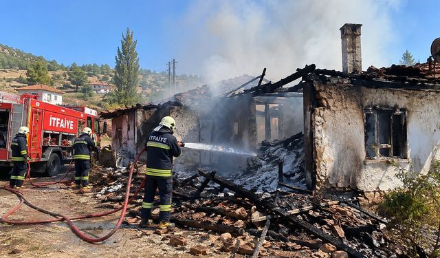 Uşak Eşme’de Ev Yangını: Ev Kullanılamaz Hale Geldi
