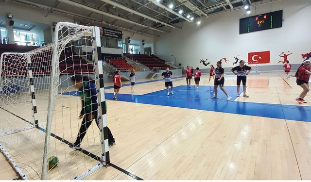Genç Kızlar Hentbolda Uşak Spor Lisesi Farkı: 22-5
