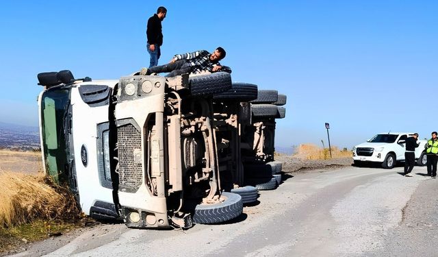 Uşak'ta Hafriyat Kamyonu Devrildi