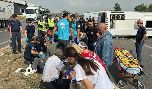 Antalya-Isparta Karayolunda Kaza 1'i ağır 17 yaralı