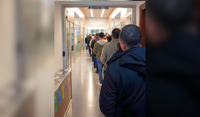 Uşak’ta 29 Ekim’de Çalışmak İsteyen Esnaf Uzun Kuyruklar Oluşturdu