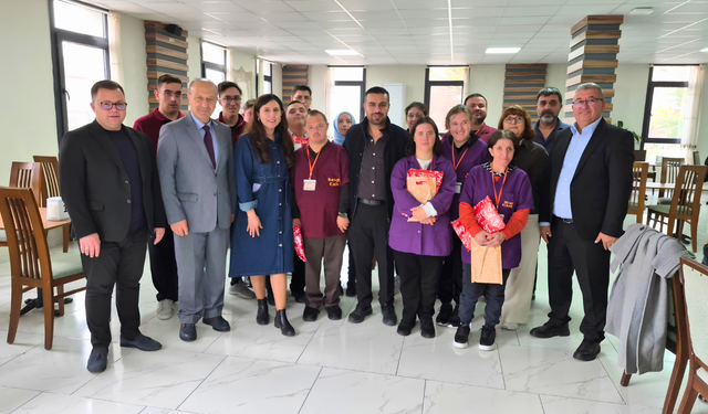 Uşak Sevgi Kafe Çalışanı Mert'in Doğum Günü Mutluluğu
