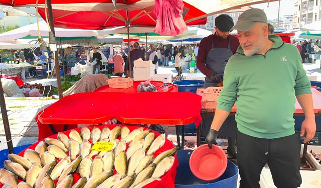 Uşak Salı Pazarı’nda Balık Fiyatları Şaşırttı
