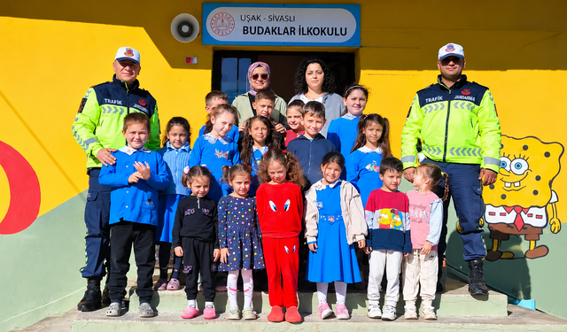 Sivaslı’da Minik Öğrencilere Jandarmadan Trafik Eğitimi