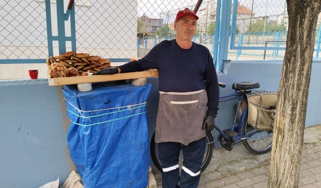 Ömrünü simit tablasına ve bisikletine adadı 40 yıllık emek