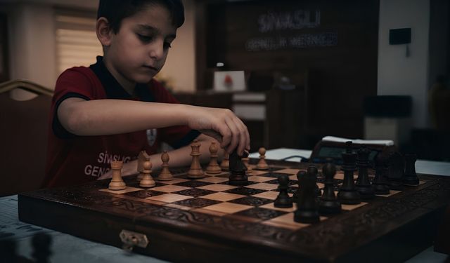 Sivaslı'da Şah Mat Heyecanı: Minik Hamleler Büyük Zafer İçin Yarışacak!