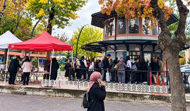 Uşak’ta Kart Dolum Noktasında Yaşlıların Bank Çilesi