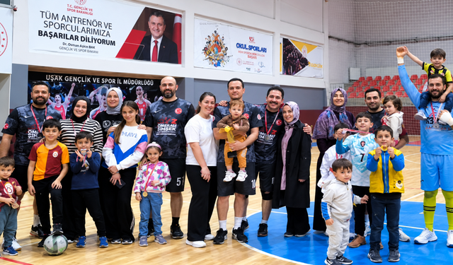Uşak'ta Kamu Spor Oyunları Futsal Müsabakalarında Sivaslı İkinci Oldu