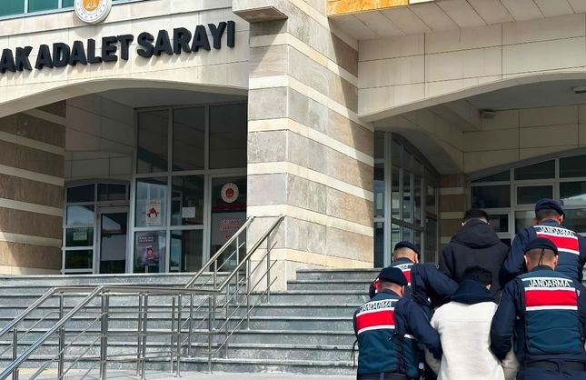 Uşak’ta Kendilerini Polis Tanıtıp 36 Bin Euro ve 104 Bin TL Dolandırdılar