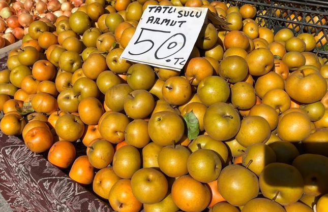 Sivaslı’nın Naşi Armudu Uşak Pazarlarında