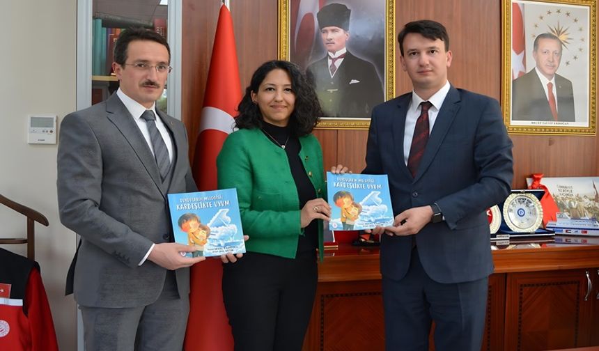 Uşak SHM Müdürü Seval Kadıoğlu yeni kitabını Vali yardımcısına sundu
