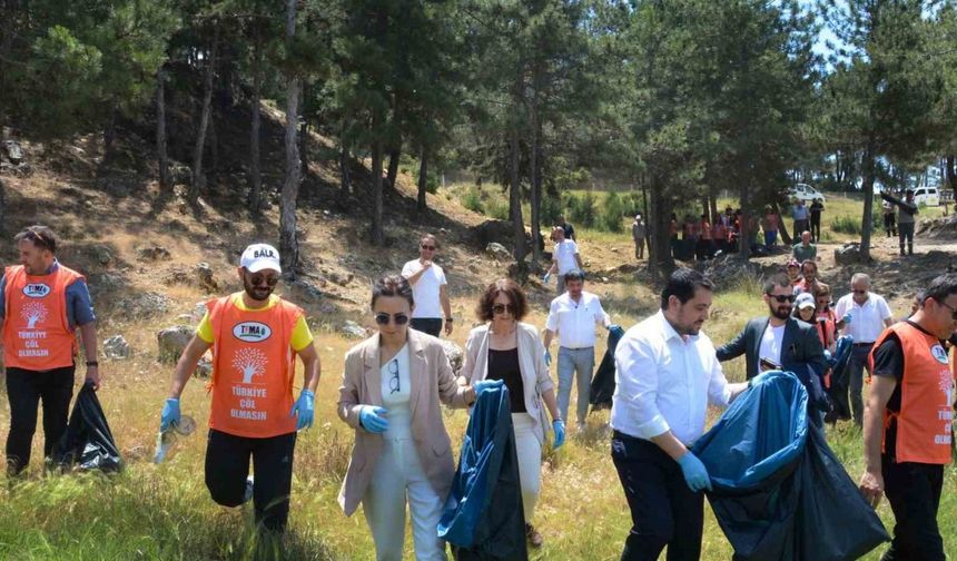 Uşak Belediye Başkanı Özkan Yalım ve Onlarca Öğrenci: Karaağaç Göledinde temizlik etkinliği yaptı