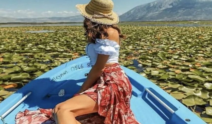 Çivril Işıklı Gölü'nde Nilüfer Çiçeği Turları Başladı: Doğa Severlere Duyurulur!