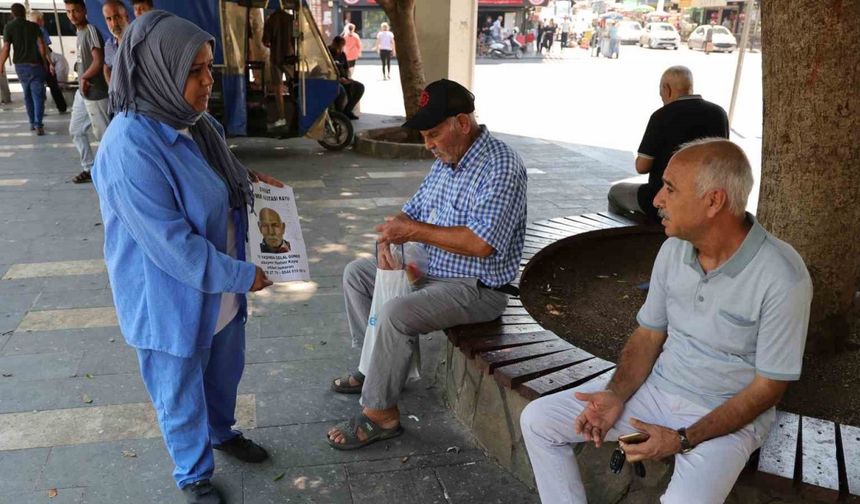 Sokak sokak herkese "Babamı gördünüz mü" diye soruyor