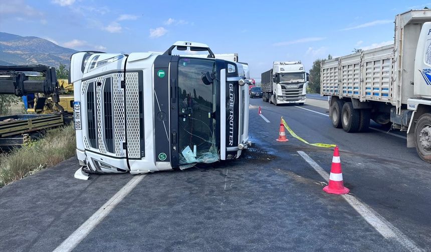 Afyonkarahisar'da tır devrildi