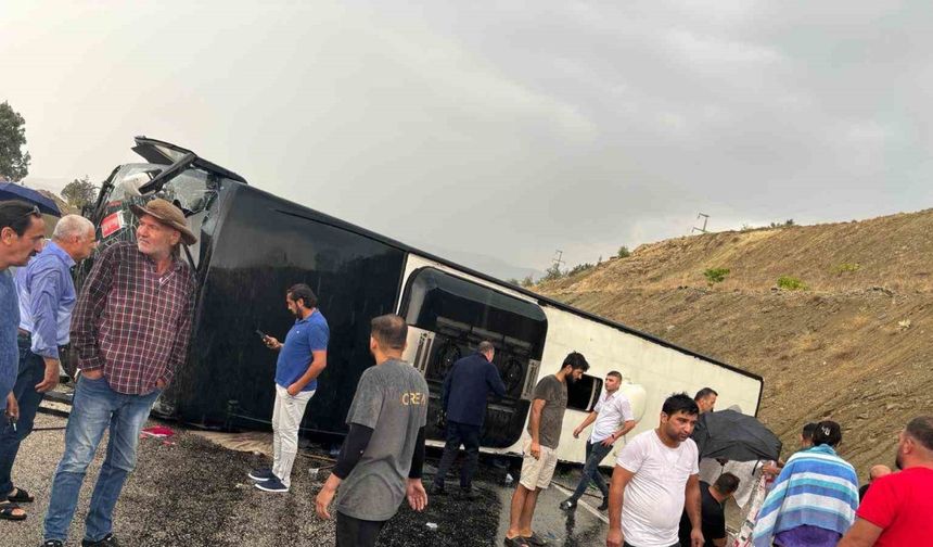 Antalya’da yolcu otobüsü devrildi: 10 yaralı