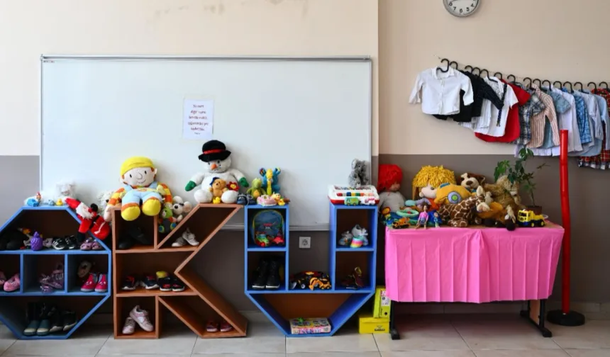 Minikler 'askıda oyuncak' ile örnek oldu