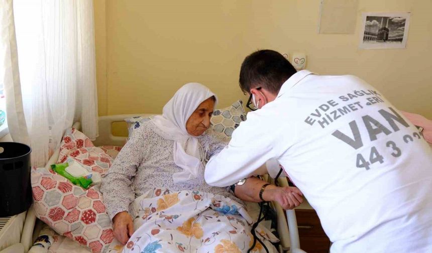 Bayram öncesi huzurevi sakinlerine sağlık hizmeti