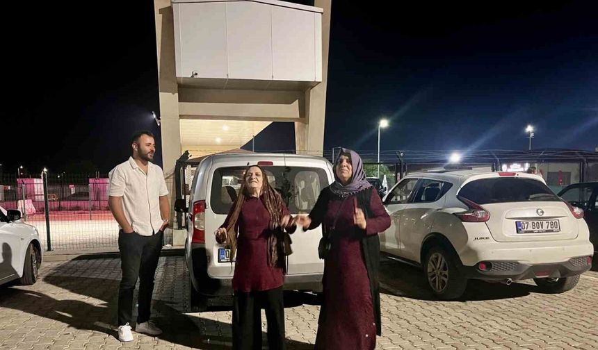 Cezaevi önünde halay çekip yakınlarını beklediler