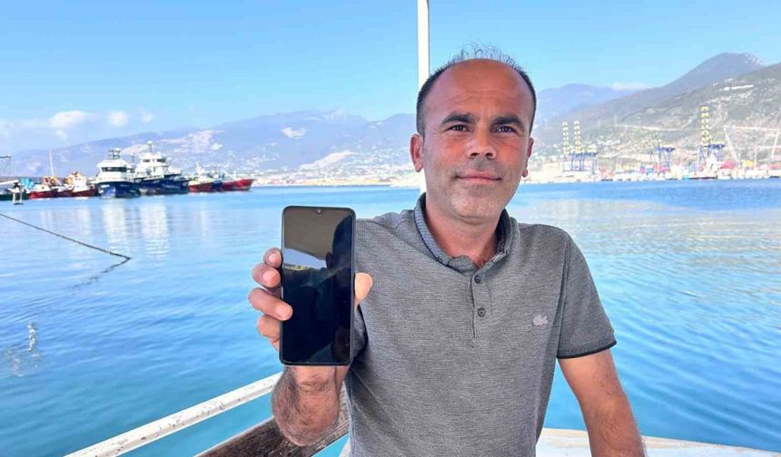 Heyecanla yakaladığı devasa köpek balığını denize bıraktı