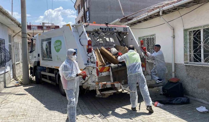 Kadının evinden 2 kamyon çöp çıktı