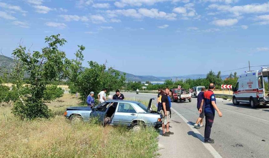 Lastiği patlayan otomobil yoldan çıktı