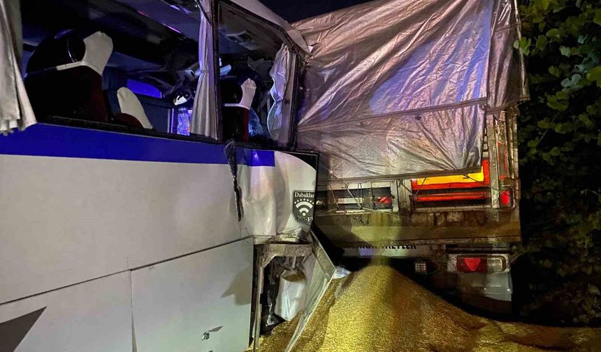 Yol kenarında duran tıra işçi servisi çarptı