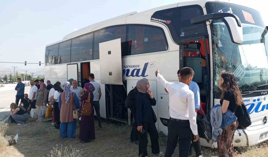 Yolcu otobüsü ile kamyonet çarpıştı