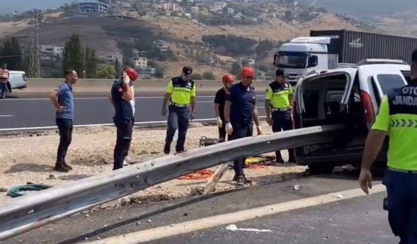 Hafif ticari araç bariyerlere saplandı 2 kişi öldü