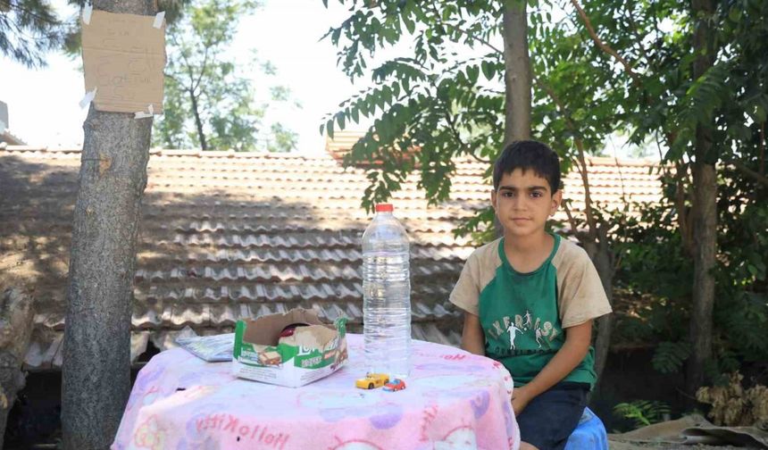 Yaşı küçük diye sanayiye alınmayan çocuk, su satarak bisiklet parasını biriktiriyor