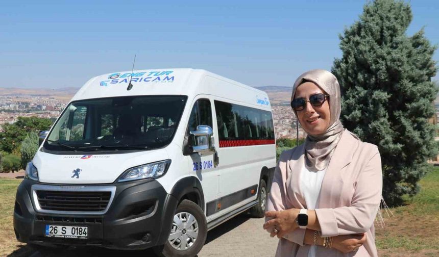 3 çocuk annesi direksiyonuna geçtiği servisle 2 yıldır öğrenci taşıyor