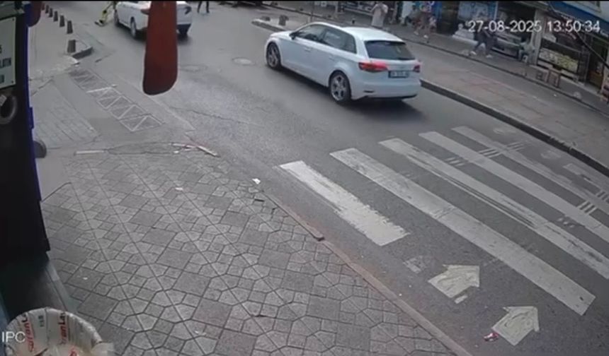 Beyoğlu’nda otomobilin dede ve torununa çarptığı kaza kamerada