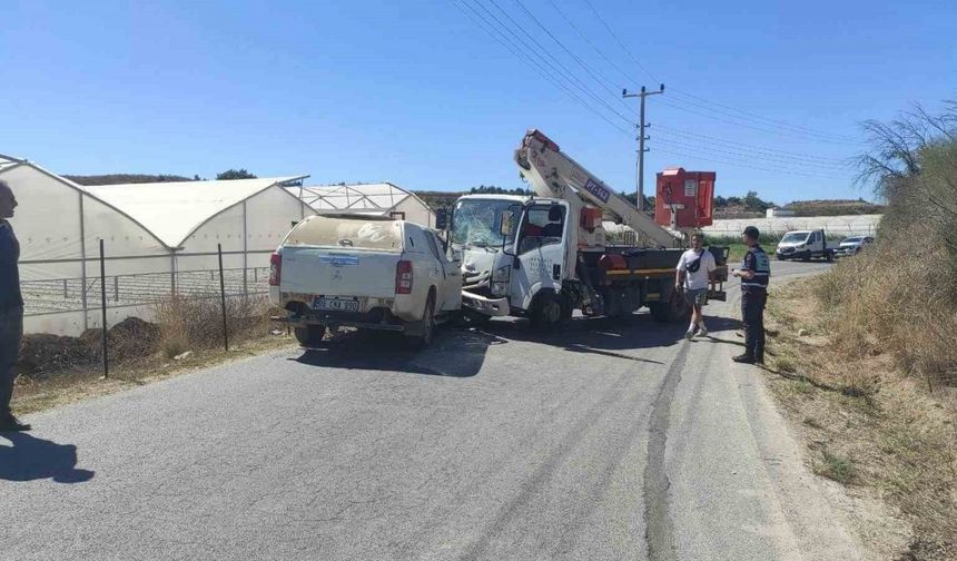 Kamyonla otomobil kafa kafaya çarpıştı: 3 yaralı