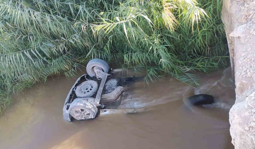Kanala devrilen araçtaki baba ve oğlu boğuldu