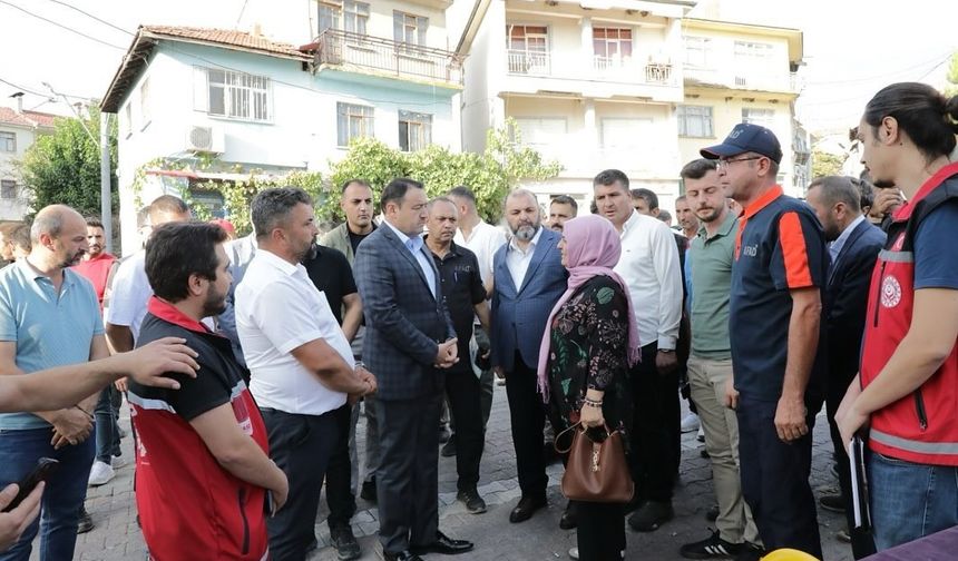 Vali deprem sonrası Simav’da vatandaşlarla bir araya geldi
