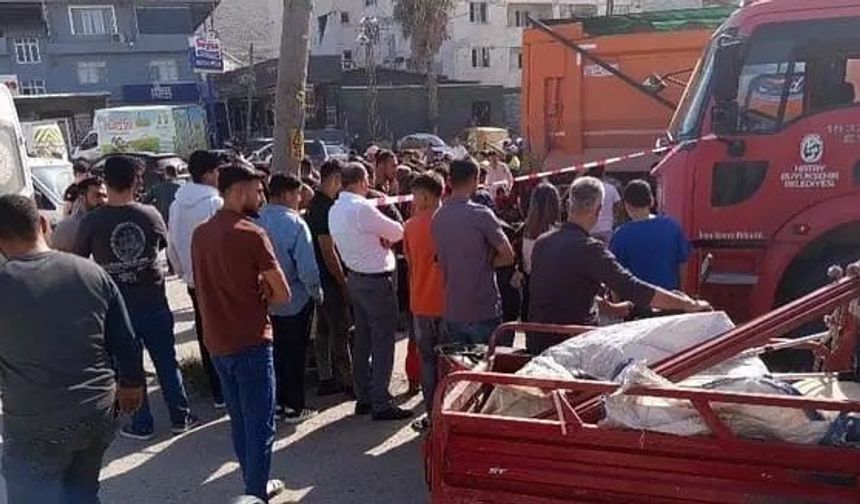 Yolun karşısına geçerken kamyonun altında ezildi