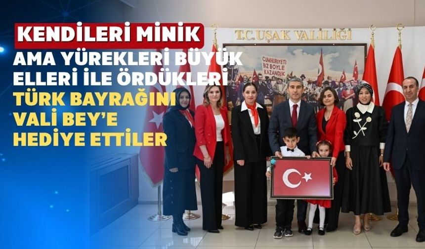 Minik Eller Cumhuriyet Aşkıyla Ördü Uşak Valisi’ne Hediye Etti