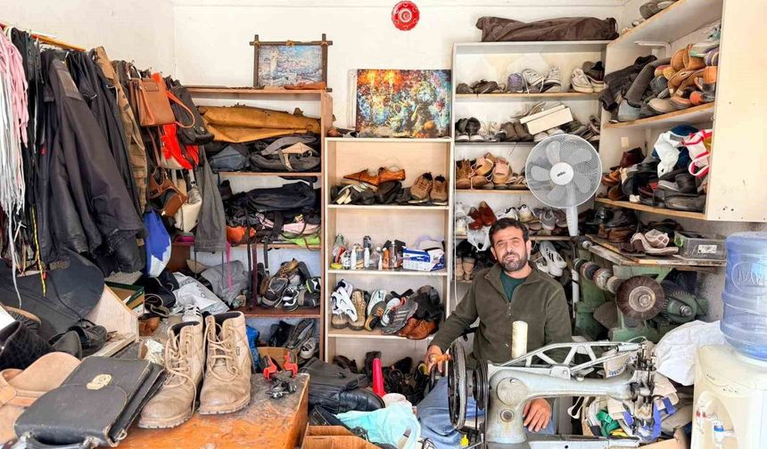 26 yıldır ayakkabı tamirciliği yapıyor