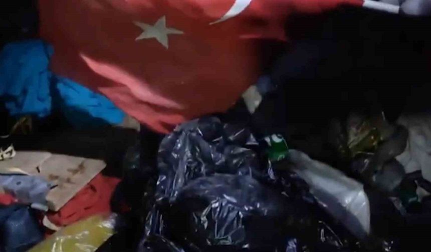 Çöp karıştırırken bulduğu Türk Bayrağı'na bakın ne yaptı