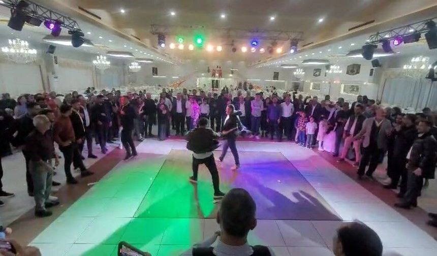 Düğün günü acı veren oyun: birbirlerinin sırtına vurdular