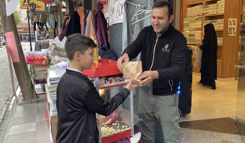 Dükkan önü kalabalık görünsün diye 20 kilo mısır dağıtıyorlar