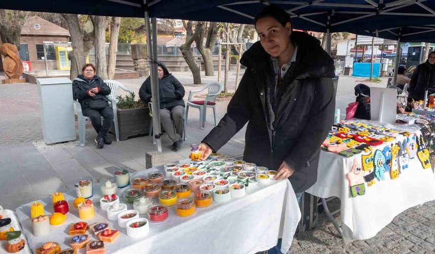 Evinde ürettiği estetik mumları vatandaşlarla buluşturuyor