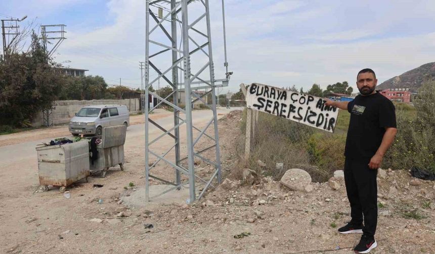 Evinin yanına çöp atanlardan bıktı, "Buraya çöp atan şer*fs*zdir" yazılı tabela astı